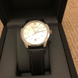 Like new silver Swiss army watch w/ bill band